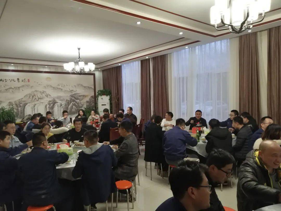 我在岗厂里过年暖洋洋节日生产不减量