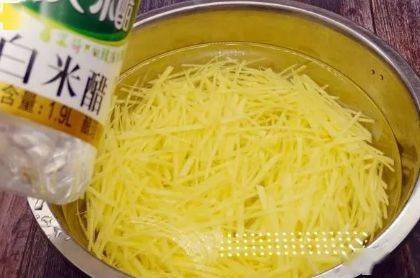 土豆丝怎么样才能快速变软 c7c4c99f857845c2b5c47cd8d49d151a.jpeg