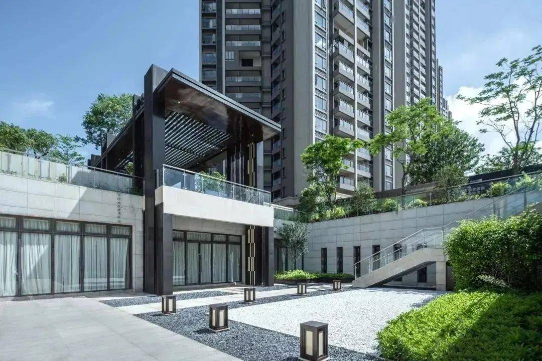 单元式,通廊式住宅的消防登高面不应小于住宅的一个长边长度;- 其他