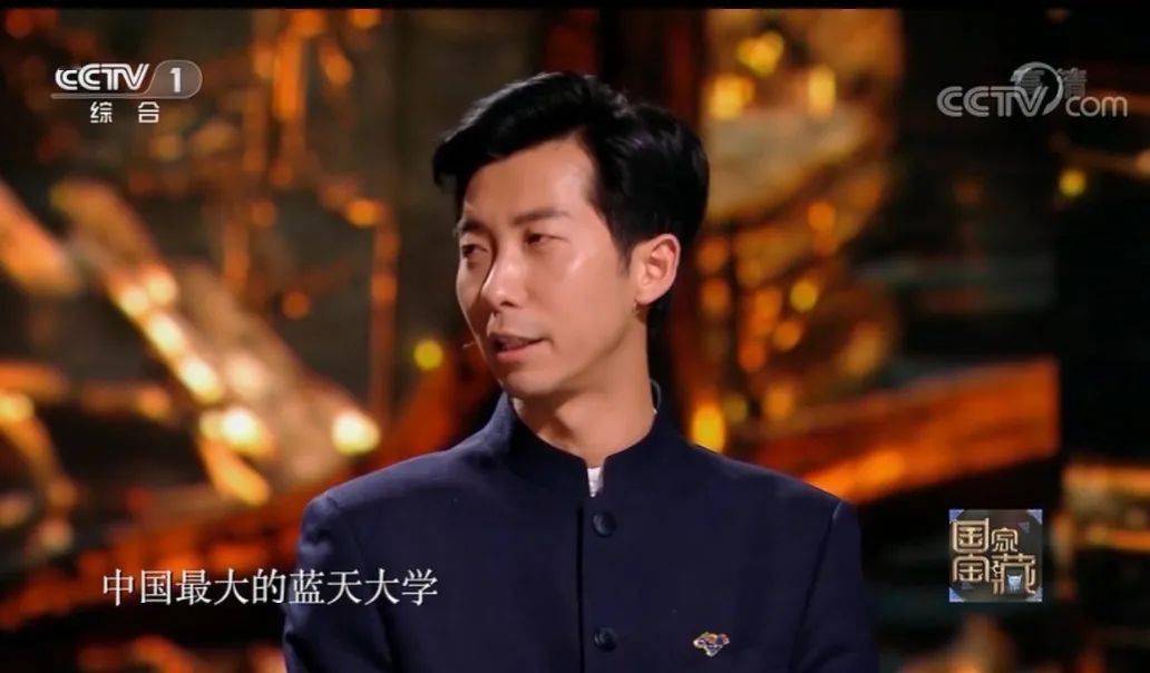 在节目中,孔亮与三星堆博物馆党组书记,常务副馆长朱家可一起介绍了中