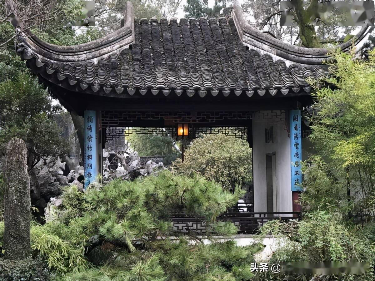 与碑亭隔水相对的修竹阁【湖石假山】是狮子林的灵魂.