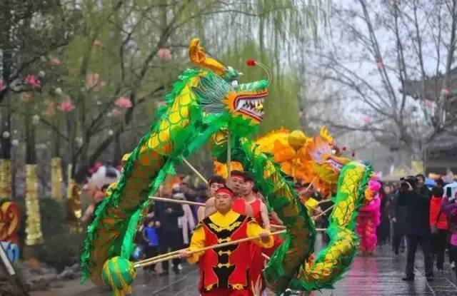 由高跷,背阁,竹马会,舞龙等多种传统民俗表演,穿梭于古城的大街小巷中