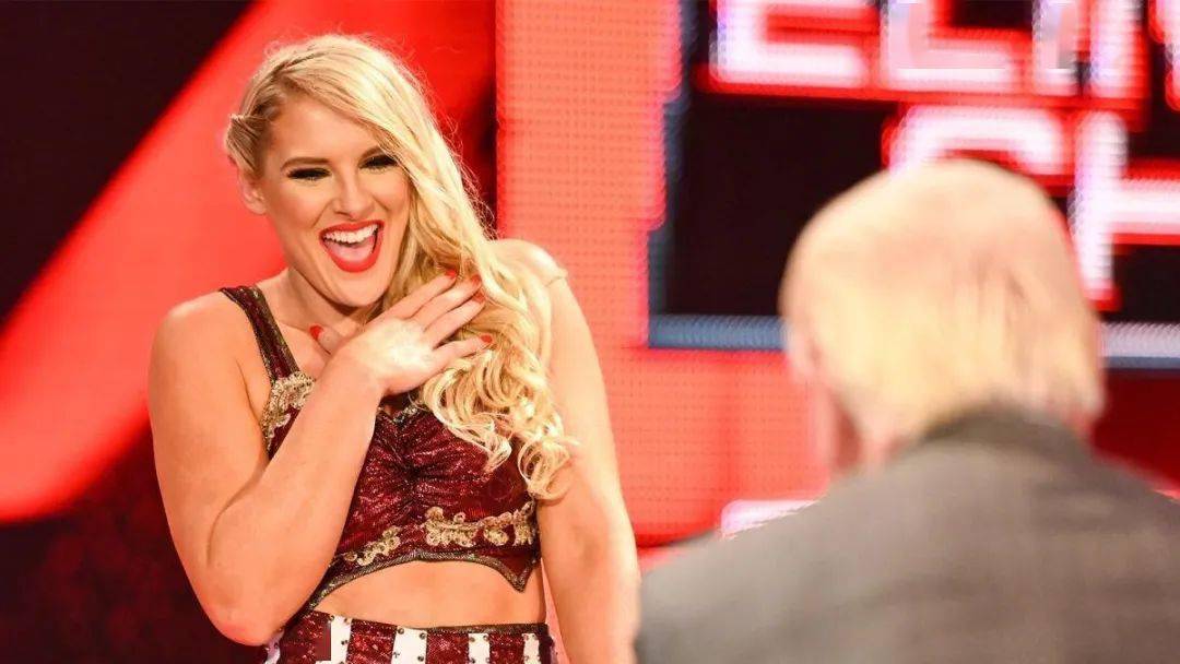 无独有偶,昨天的raw节目上,蕾西·埃文斯也宣布怀孕,震惊了全球摔迷.