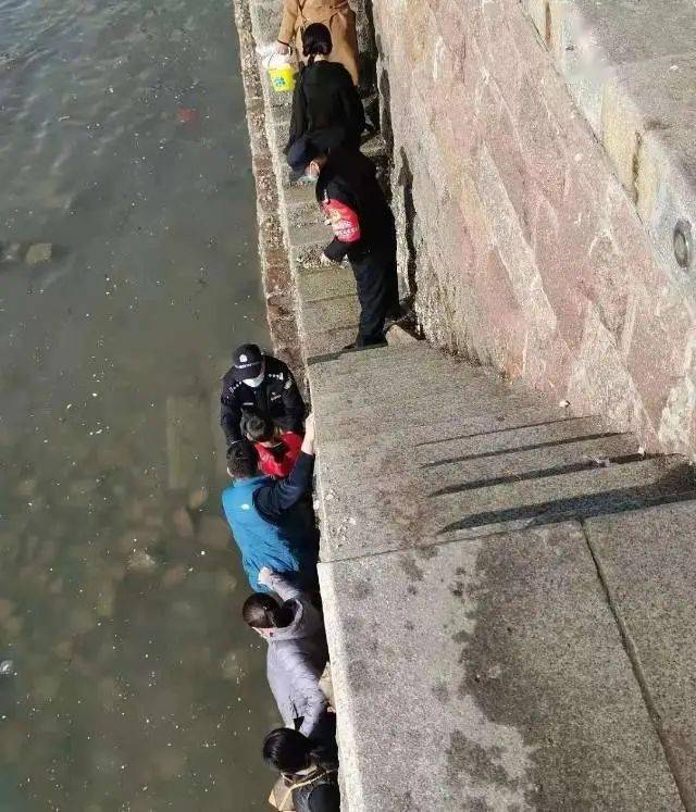 栈桥景区一张警察当众脱鞋的照片火了