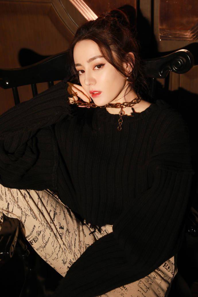 迪丽热巴穿黑衣配工装裤 扎马尾清爽干练