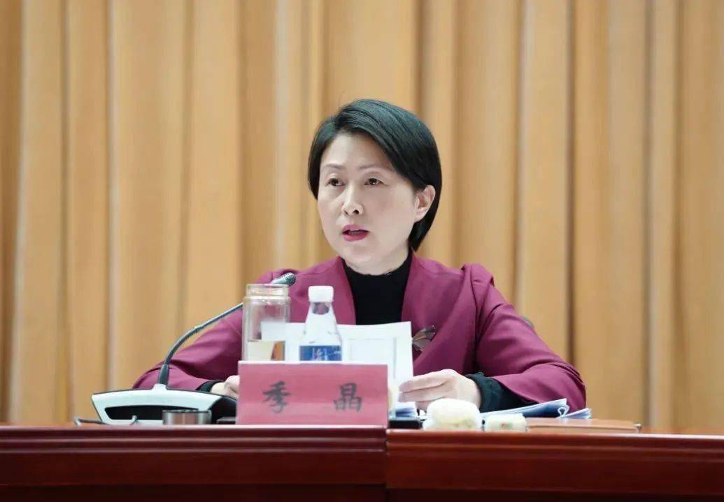 区委副书记,区长季晶主持会议,就落实会议精神,她强调:一要以"争就
