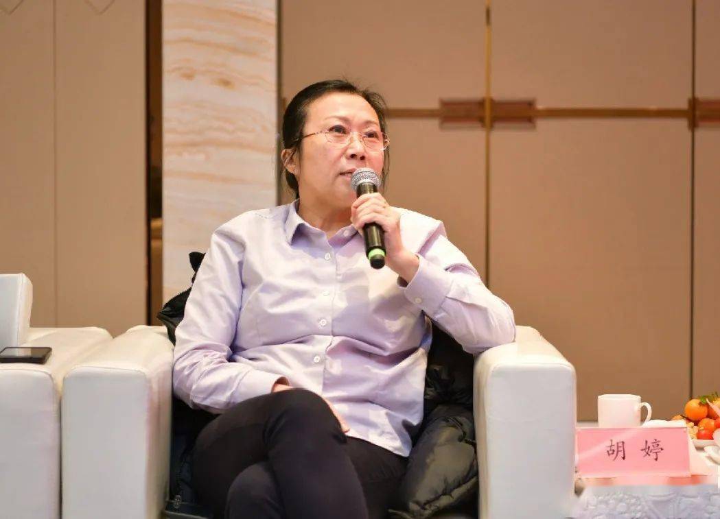 左右滑动查看更多图片座谈会上,区委常委,常务副区长朱小海,区委常委