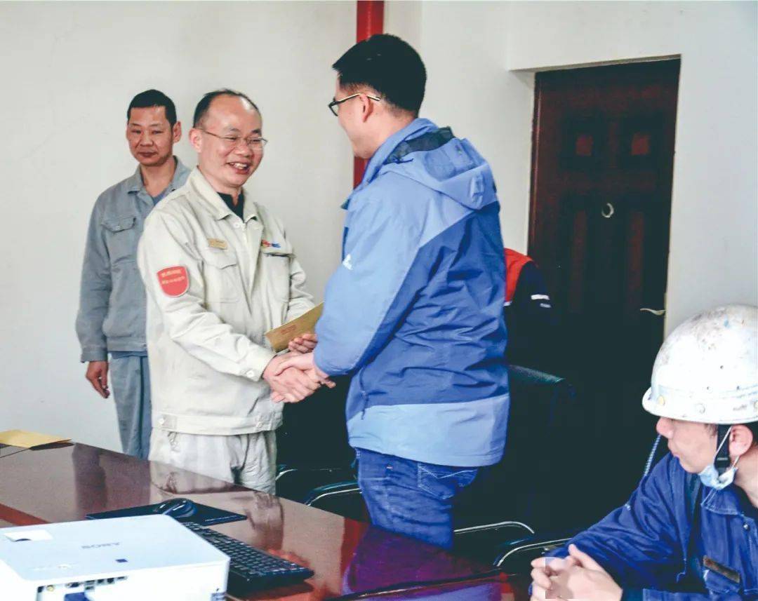 笑意盈盈迎牛年 春意融融暖心间