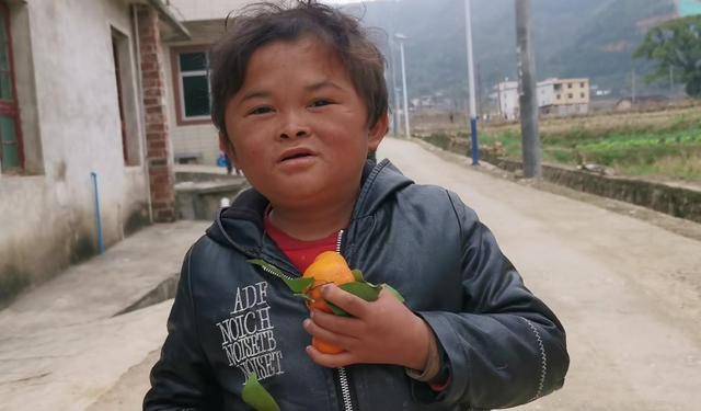 他的爸爸因被蛇咬而截肢,妈妈患有小儿麻痹症,奶奶患有老年痴呆,一家