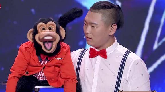 中国达人秀腹语表演者展示幽默风趣表演引得全场鼓掌