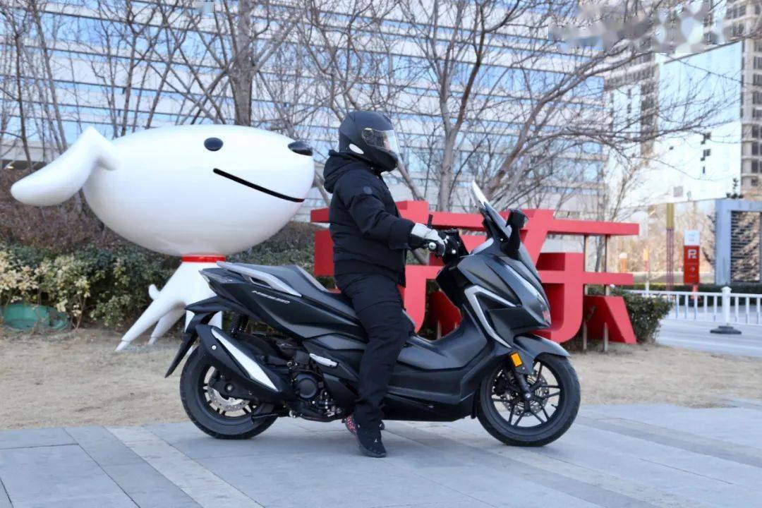 nss350座高780mm,图中模特身高168cm,前脚掌着地,身高165cm以下的驾驶