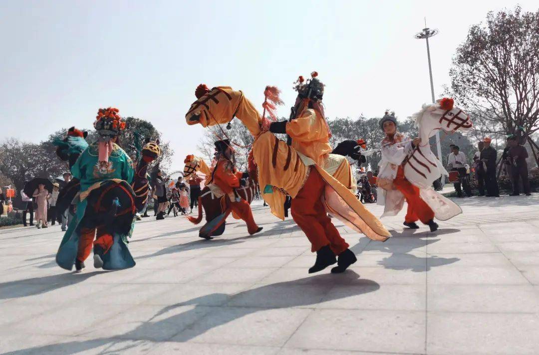春节期间,龙坞茶镇举办了许多有意思的年俗活动,有打年糕,跳竹马,舞龙