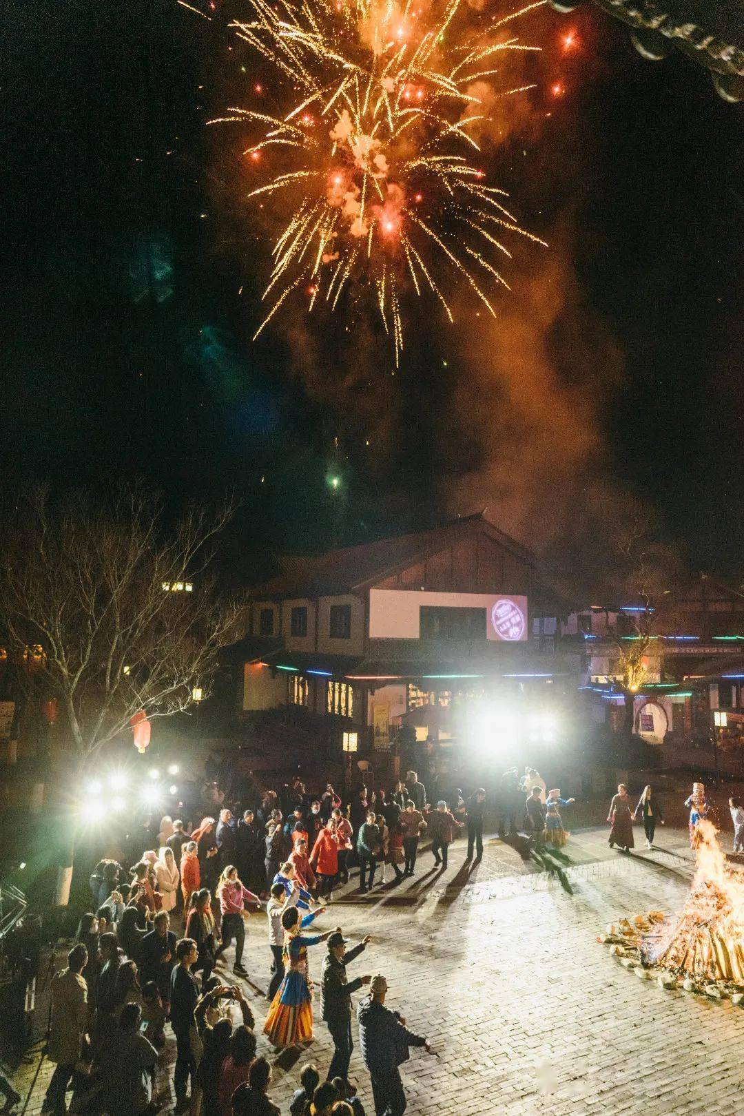 月光是谁唱火的 b3768bfdb3d84f46b8e090ffb663895d.jpeg