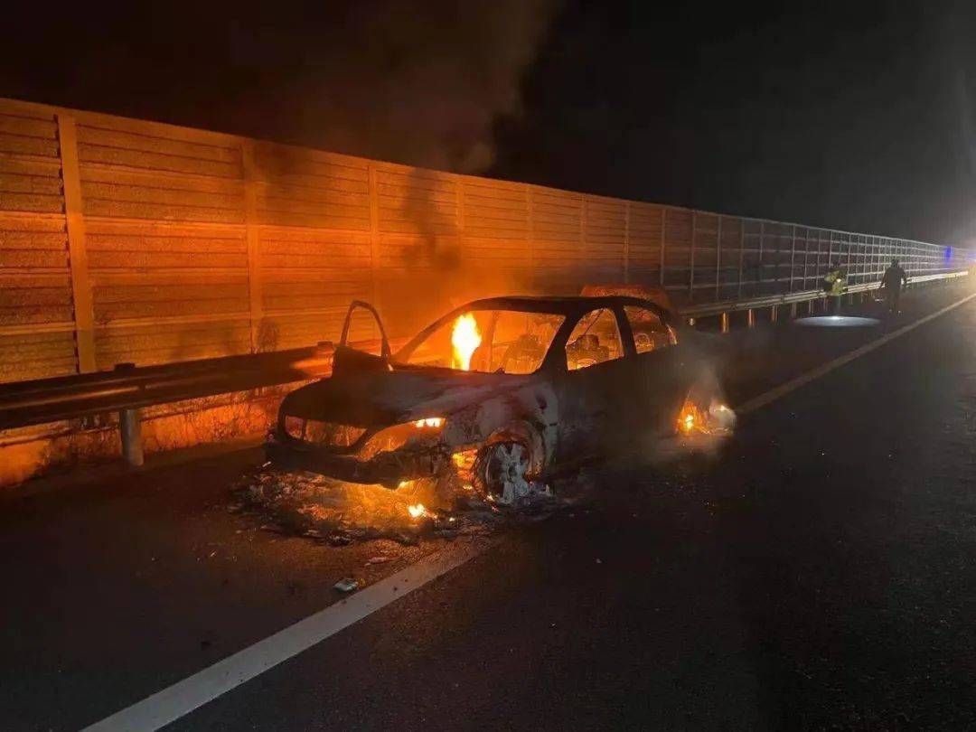 廣西:小車在行駛中突發自燃起火,燒得只剩下一副鐵架!_車輛