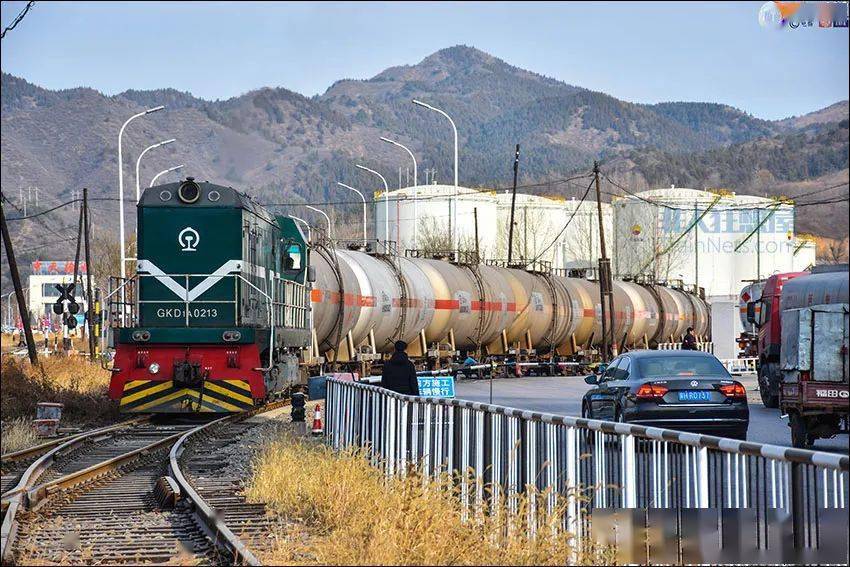 gkd1a推送油罐通过道口,驶入南油库.(图/df4c-4402)2018年1月.