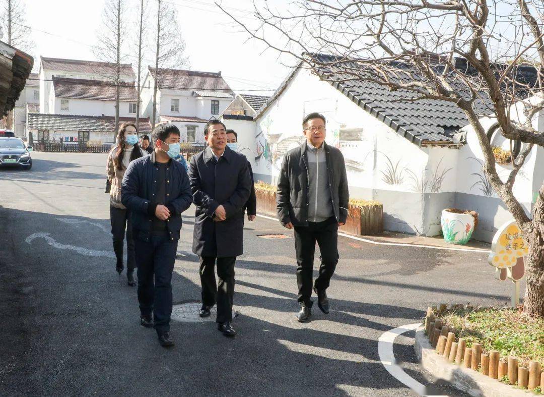 【周浦要闻】浦东新区副区长吕雪城来我镇走访调研界浜村德辉睦邻点