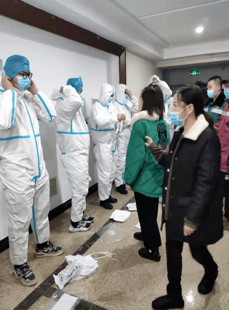 采购了窗花,气球来布置房间,并通过微信群为每名隔离人员发送节日祝福