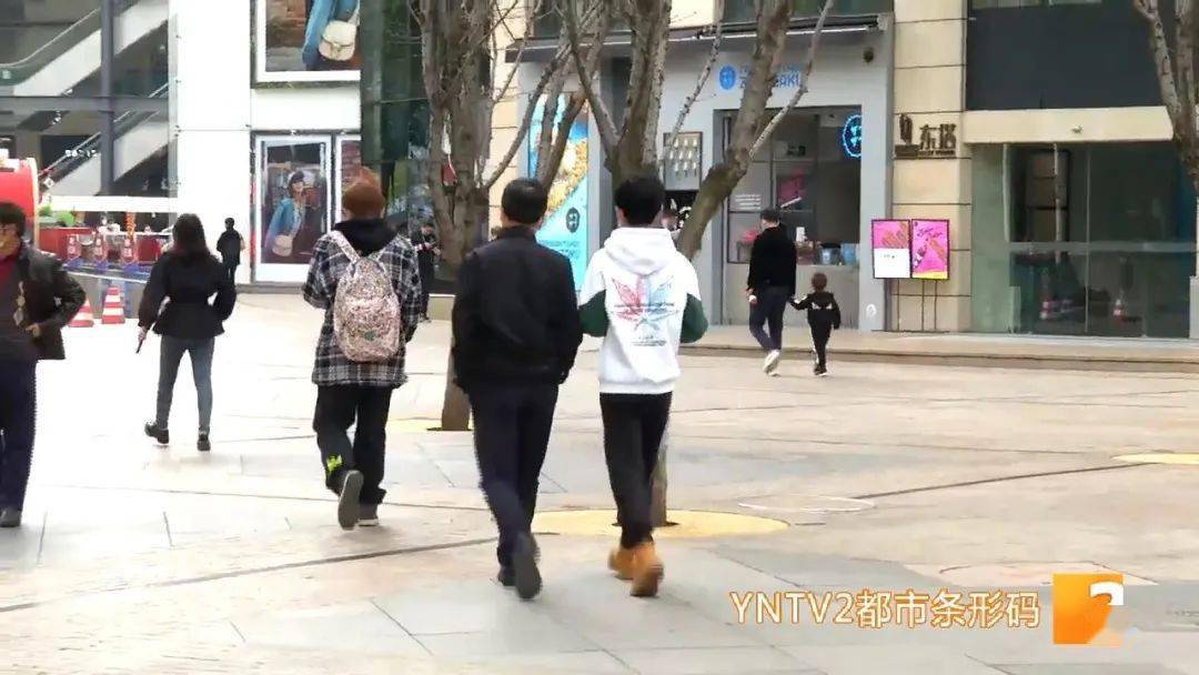 羽绒服和t恤擦肩而过,昆明街头"最著名"的景象又来了
