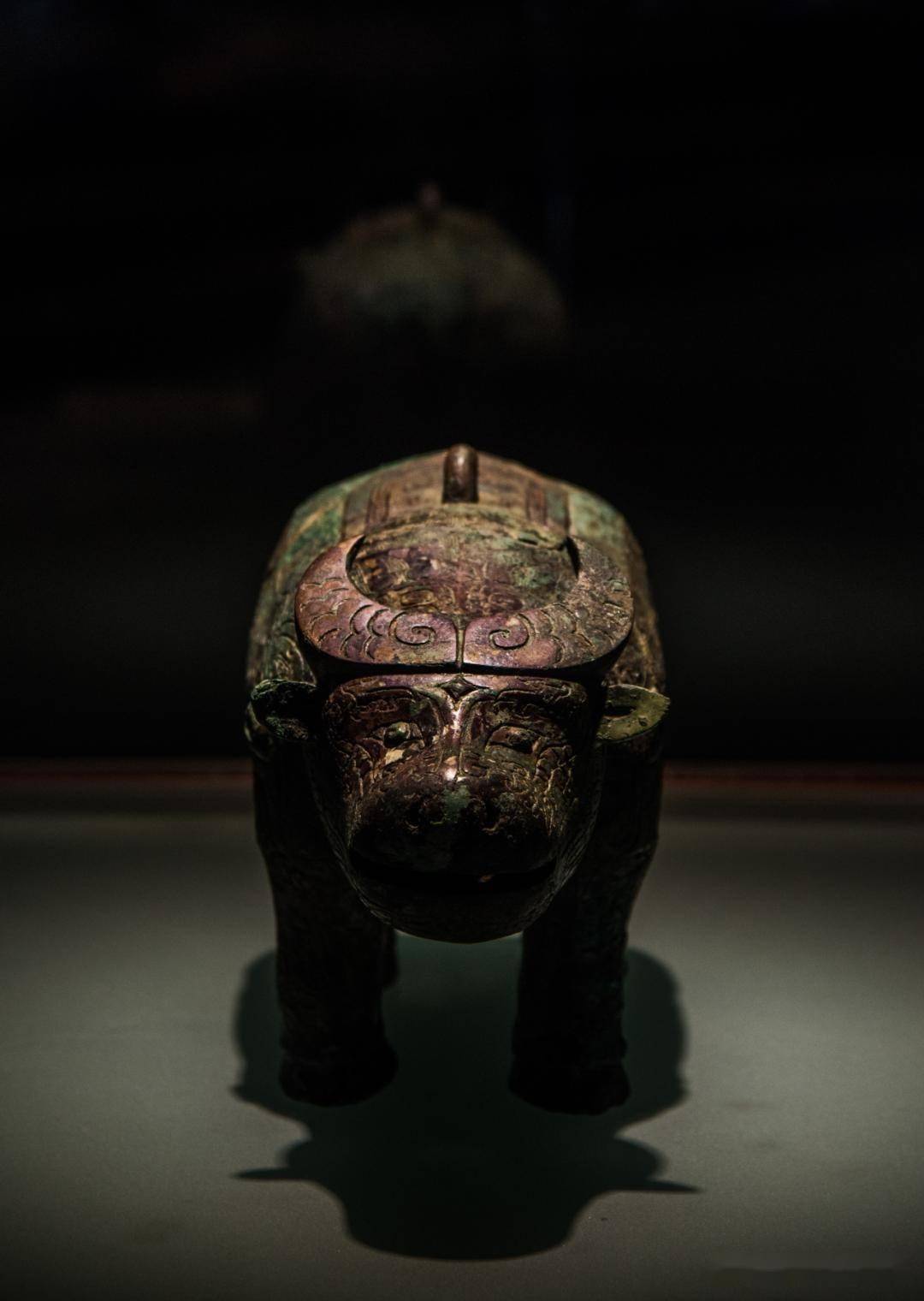 图注:"亚长"牛牺尊正面,图片来自网络在《国家宝藏第三季》2021年1月