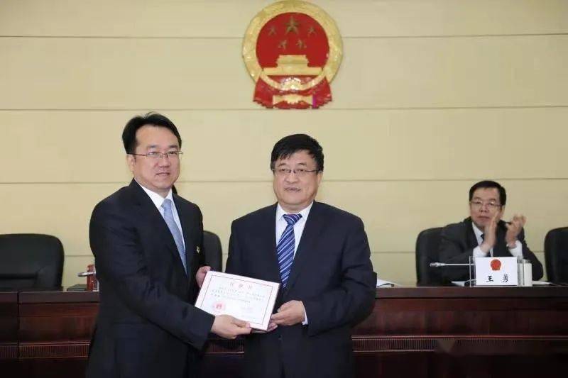 会议经表决,决定任命:李亮为五华区人民政府副区长;任命:王菲为五华区