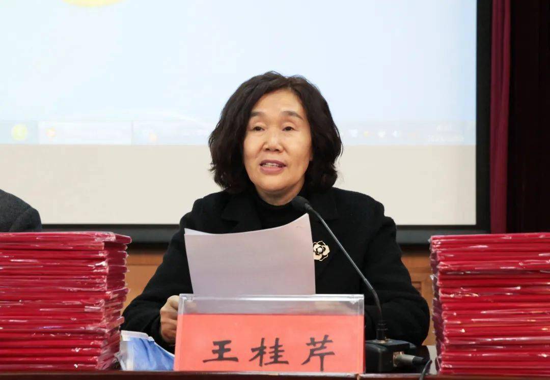 副校长王桂芹宣读了关于表彰优秀教师和师德先进个人的决定,并公布