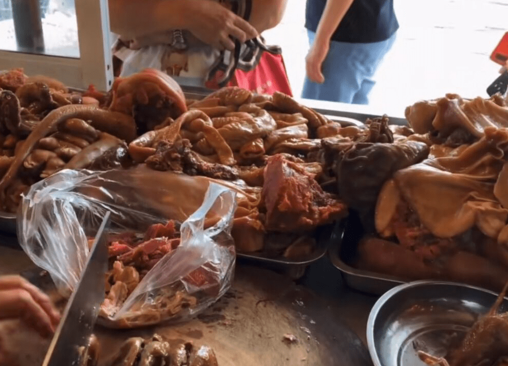 安徽蒙城一家人经营的卤肉摊,卤大肠95元一斤,一天卖100斤