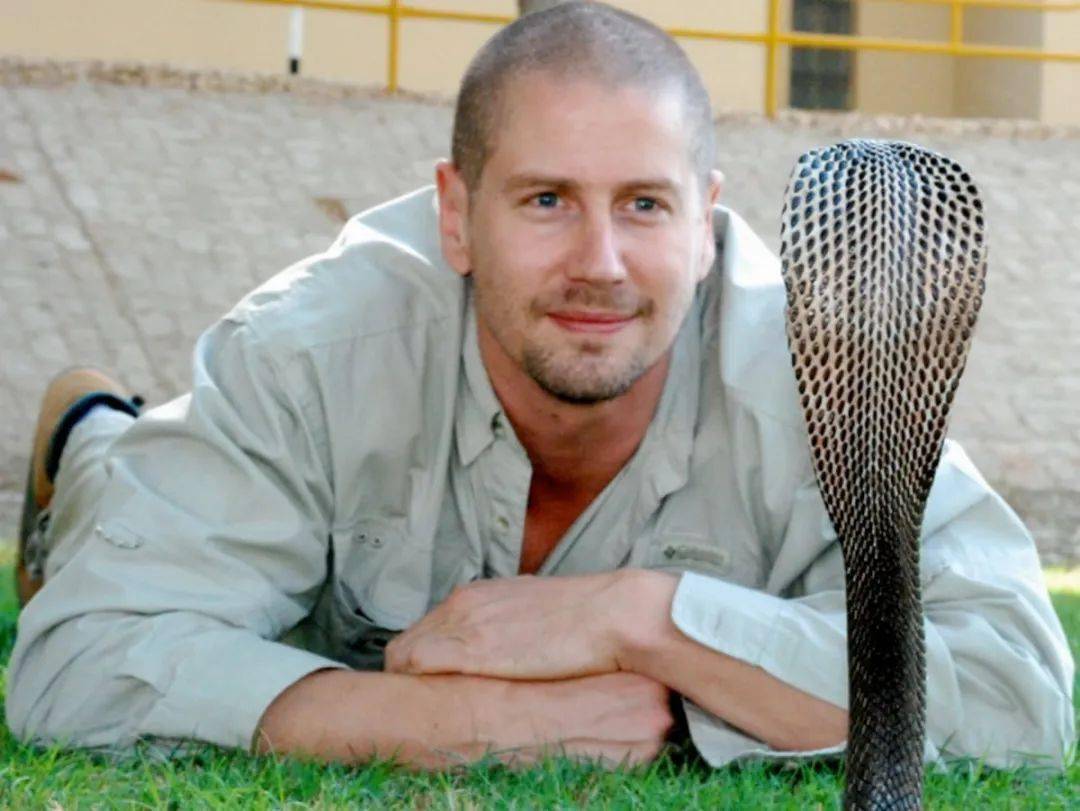 科学真爱:研究水蛭的科学家对水蛭过敏,也要"以身养蛭"_布莱恩·弗莱