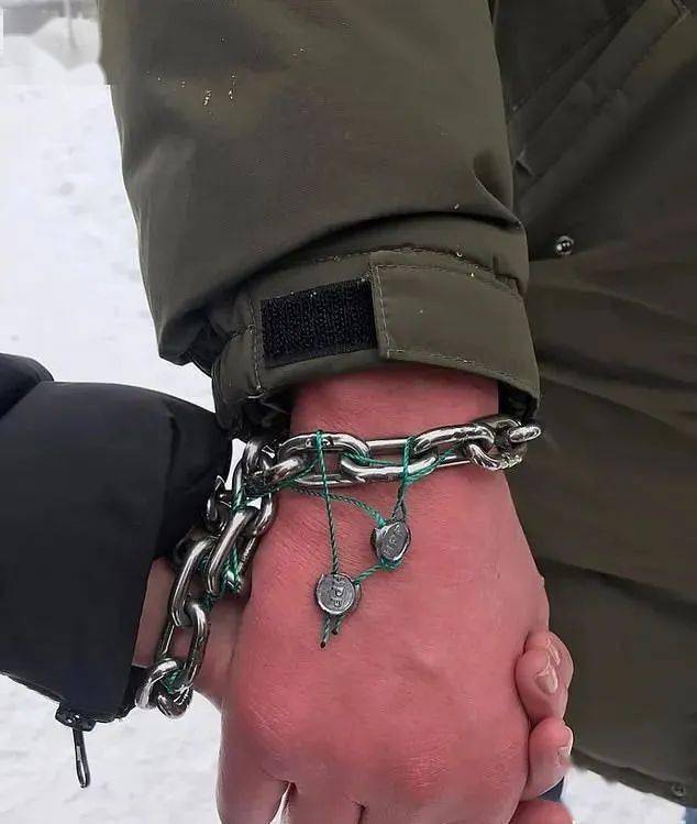 接着锁链的另一端,又缠绕在女友viktoria的左手腕上.