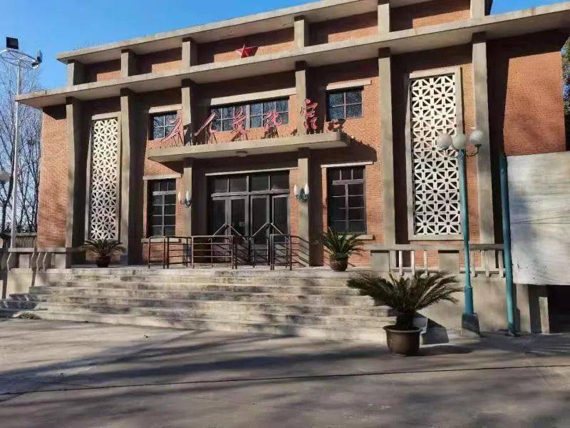 湖北金环股份有限公司的这个大门,就是影片中胜利化工厂的大门,拍摄的