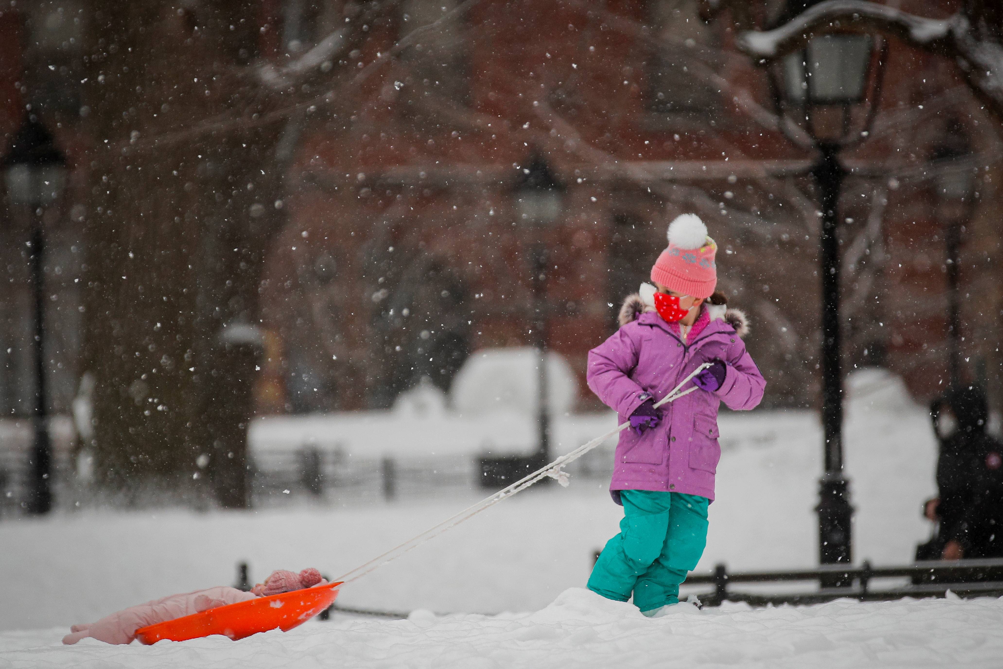 俄罗斯小孩玩雪图片