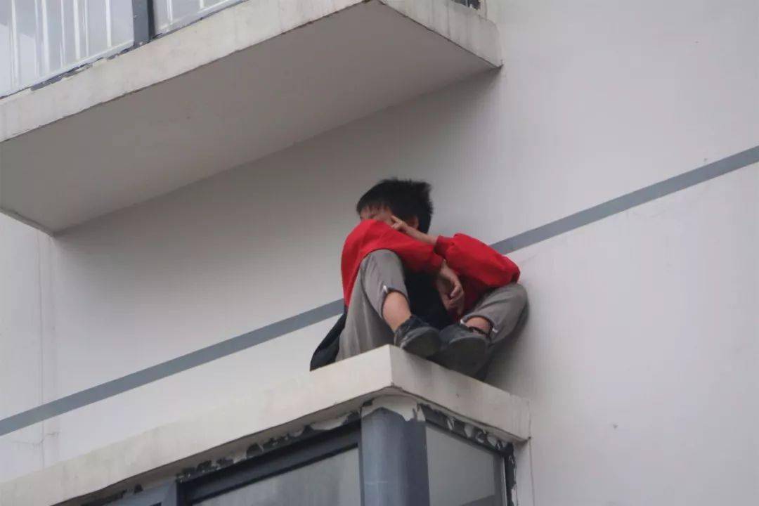 卡窗户的危险事故,为此,家长不要在窗户附近放置可攀爬的