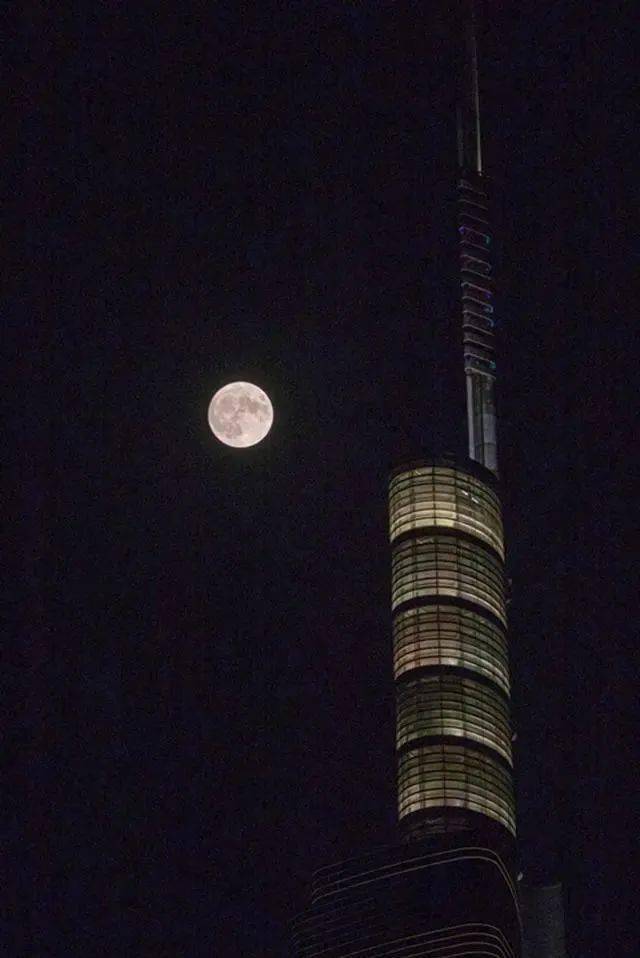 "双星拱月"惊艳天宇可肉眼观赏火星是地球的近邻,也是人们十分关注的