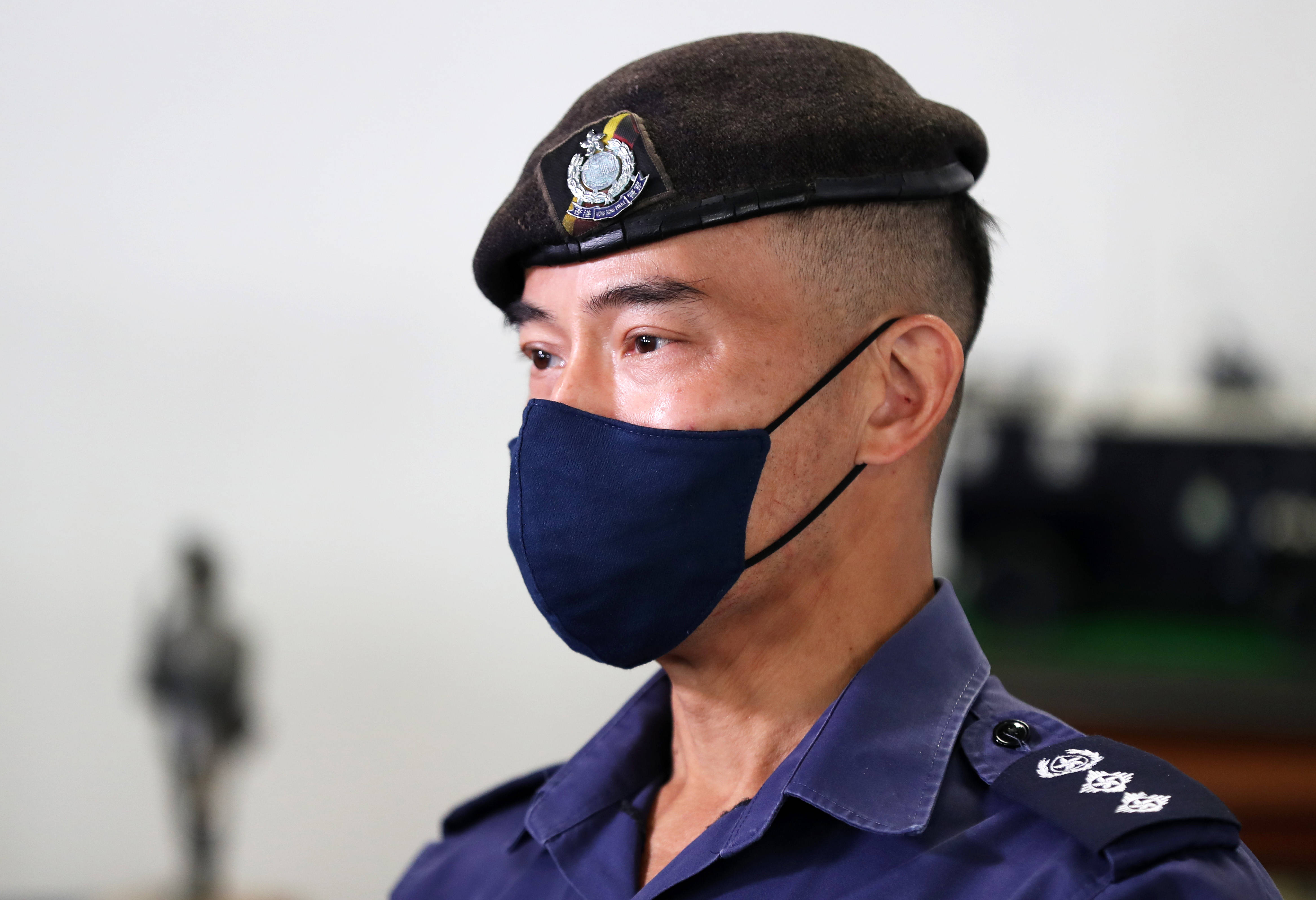 香港警务处警察机动部队总部校长陈健国接受采访(2月4日摄)
