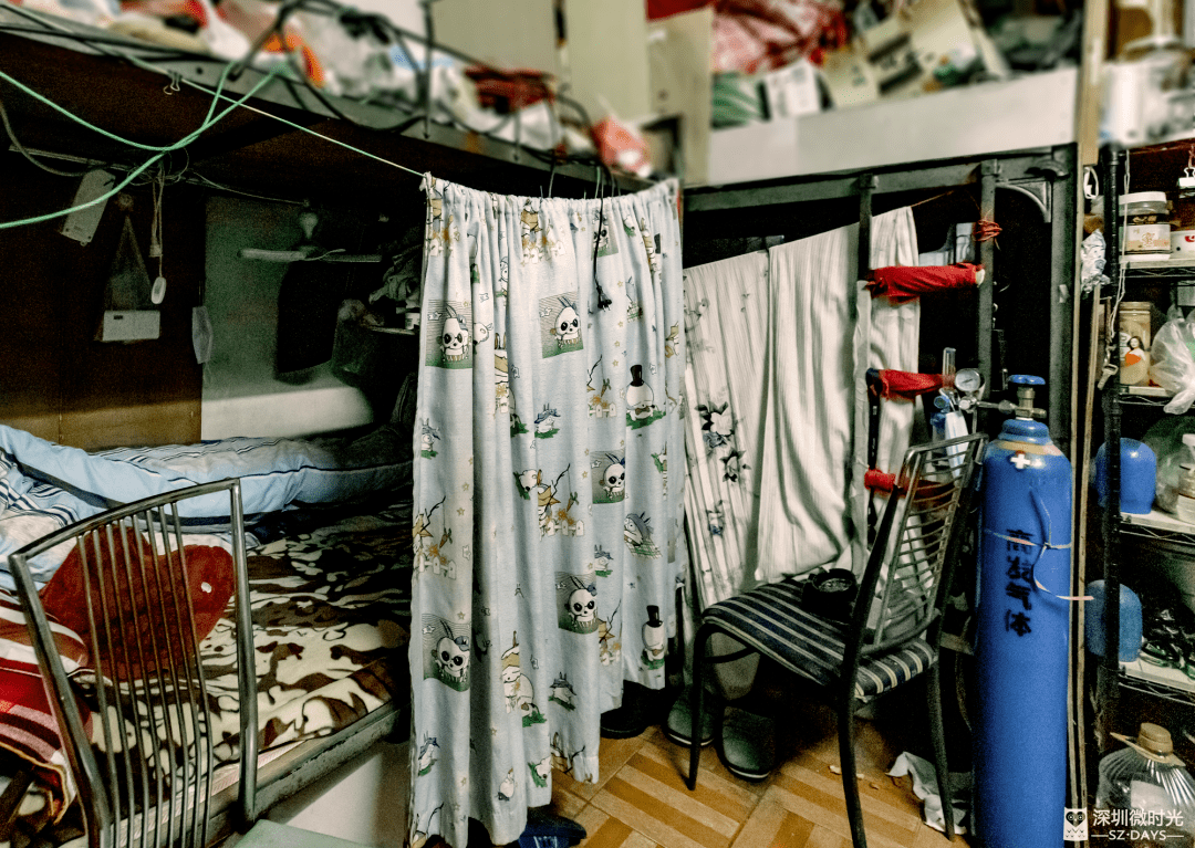 一道床帘一个家，他们在深圳城中村“拼床”生活