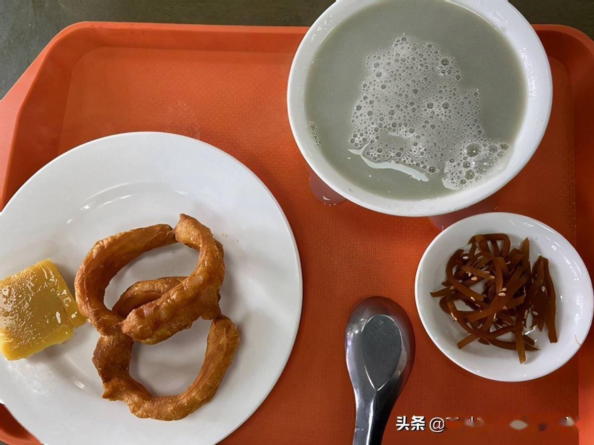 北京游 吃北京小吃 豆汁很好喝啊 面包