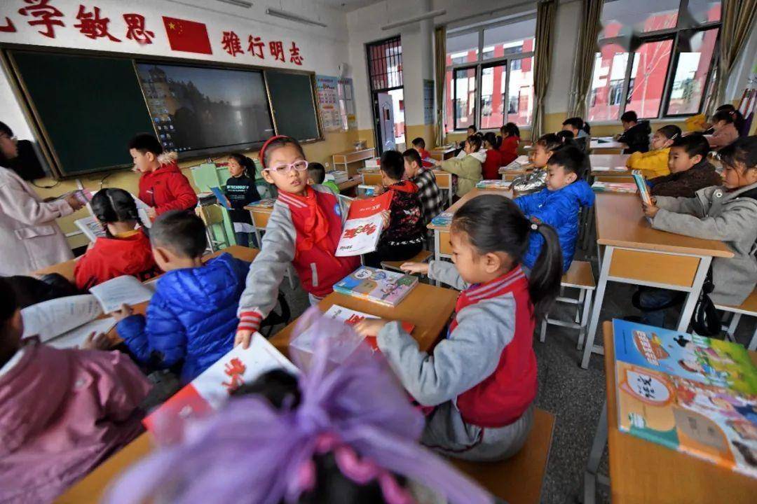 2月21日 银川市阅海第四小学的学生 经过测温进入校园开学了,你准备好