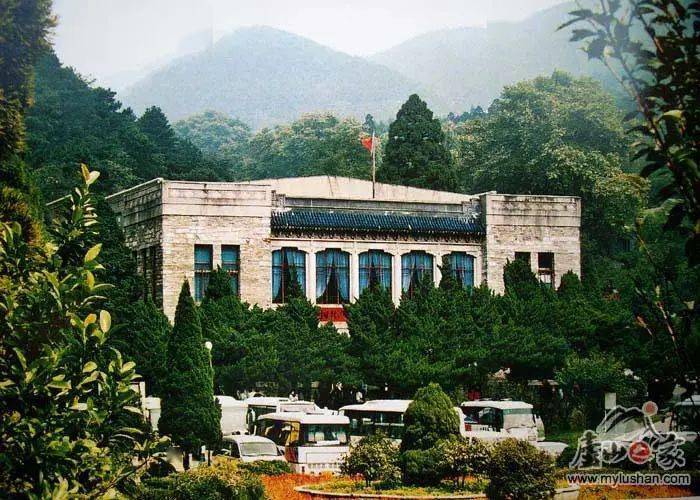 周颠仙人传》和《四仙诗》(约 120 分钟),中餐后参观【庐山会议旧址】