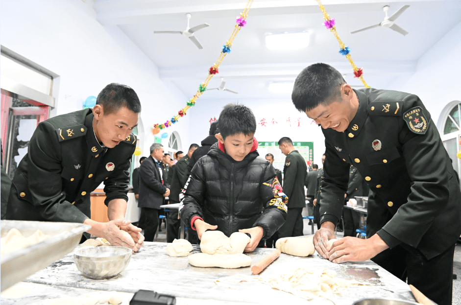 我长大想来这里当兵烈士杨树朋家人来到杨根思连过年