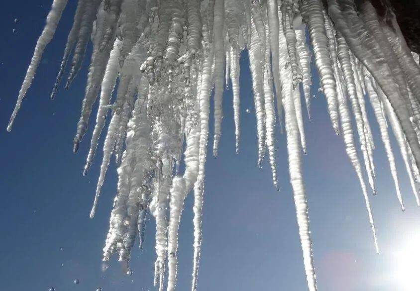 佳木斯:冻融交替 提防高空坠冰