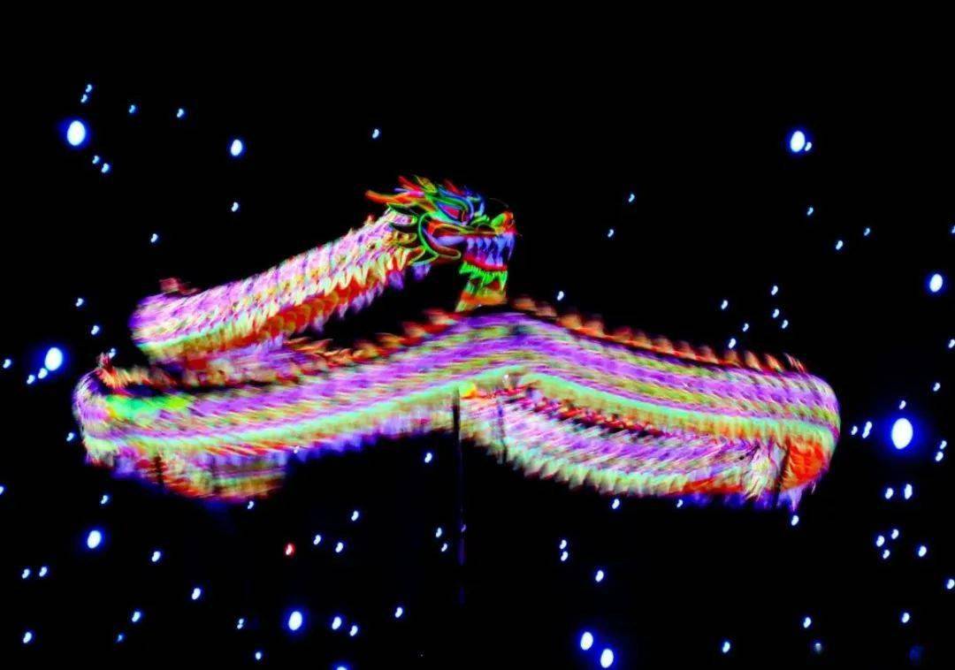 此外,舞狮表演同样有所升级,醒狮变成了"灯光狮",要跳跃的梅花桩也