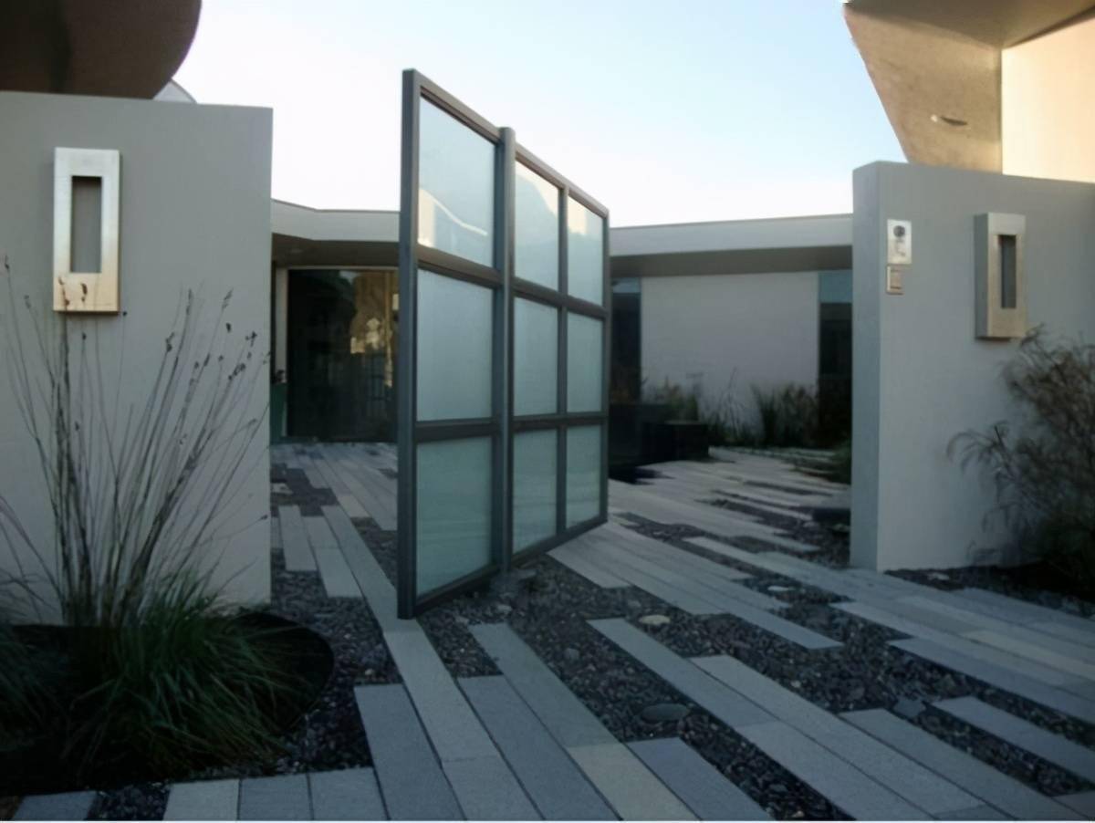 装个360度旋转钢网门,做院子隔断,国外院子这装法太不一样了_旋转门