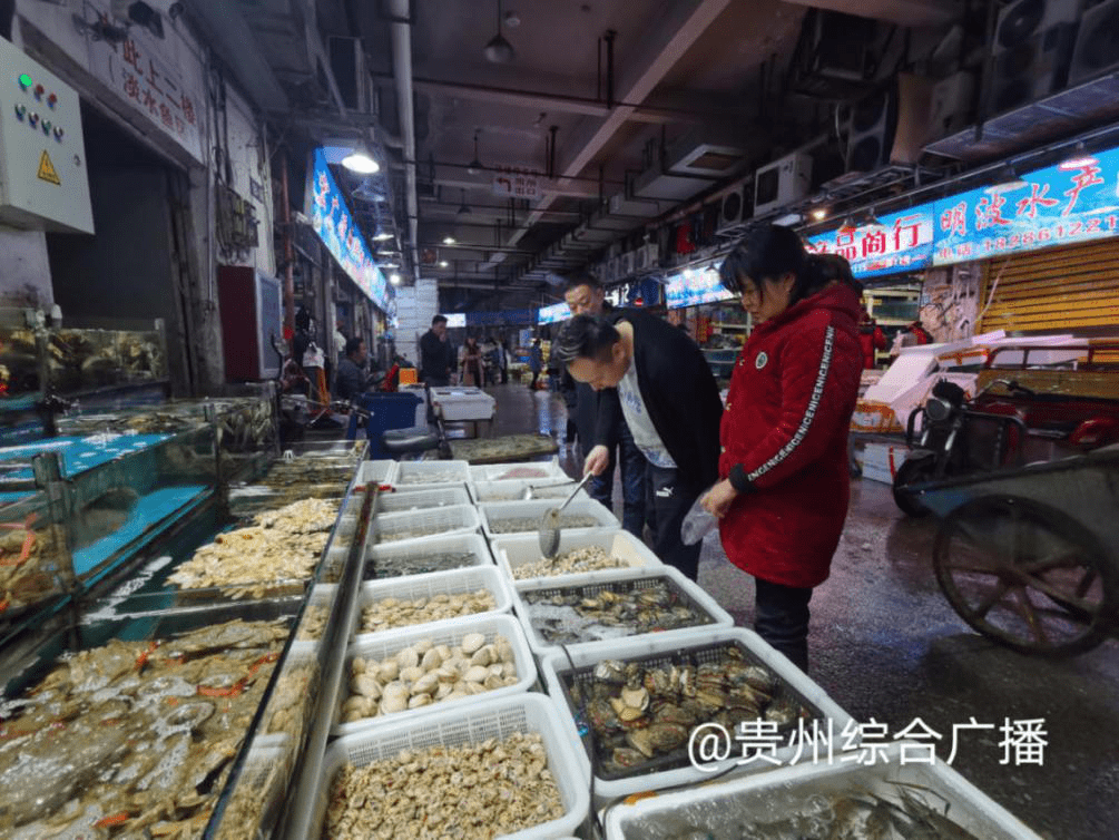 批发市场和青云都汇新路口农贸市场,了解到春节以来市场上的海鲜价格