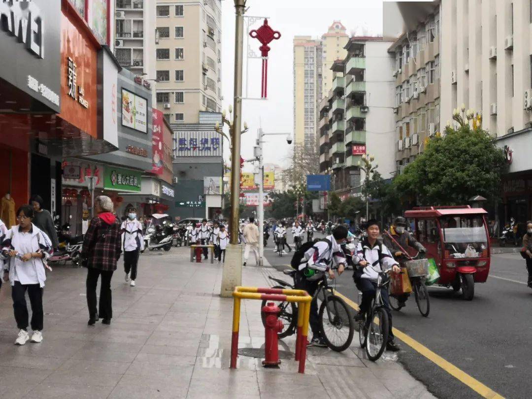 始兴街头身着校服的学生也多了起来在街上也可以看到