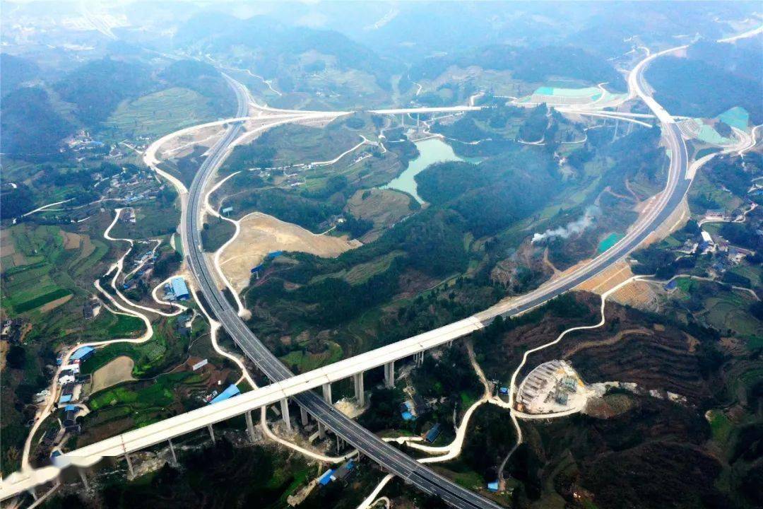 与道安高速相交的遵余高速余庆互通据悉,遵余高速公路线路起于余庆县