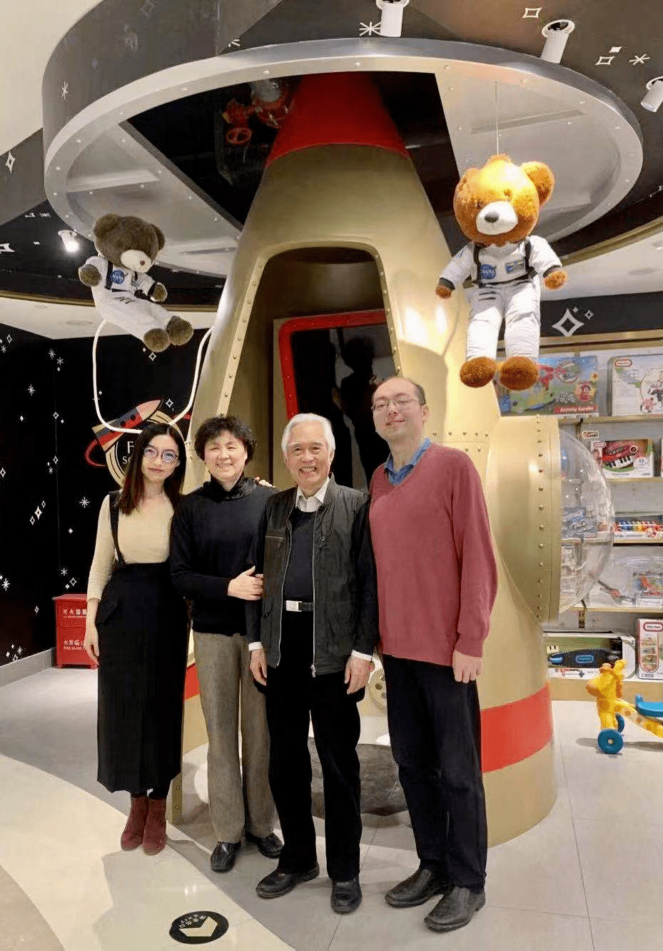 阎天一家（右一：阎天，右二：父亲阎崇年，右三：阎天母亲，右四：阎天