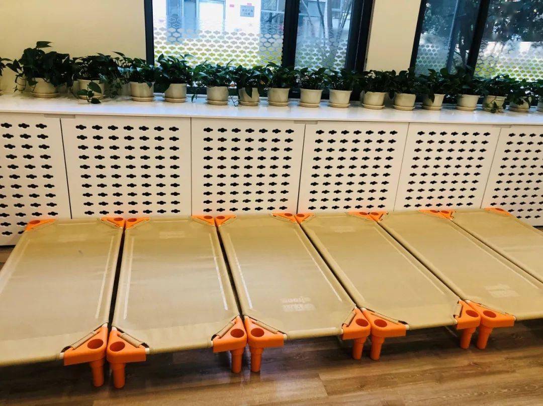 向下滑动查看徐汇区长桥第二幼儿园的保育员老师们趁着大晴天,撤空了