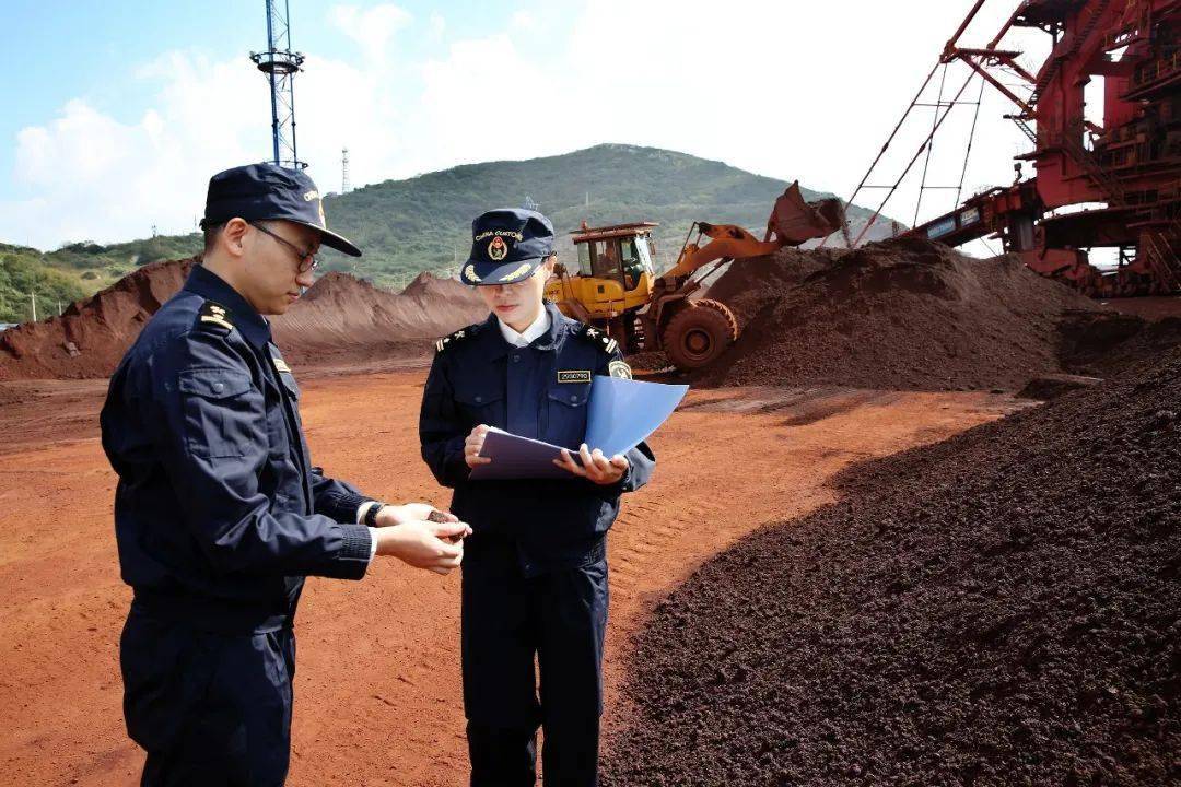 国门卫士风采滑动查看更多图片行动指南:发挥好海关垂直领导体制优势