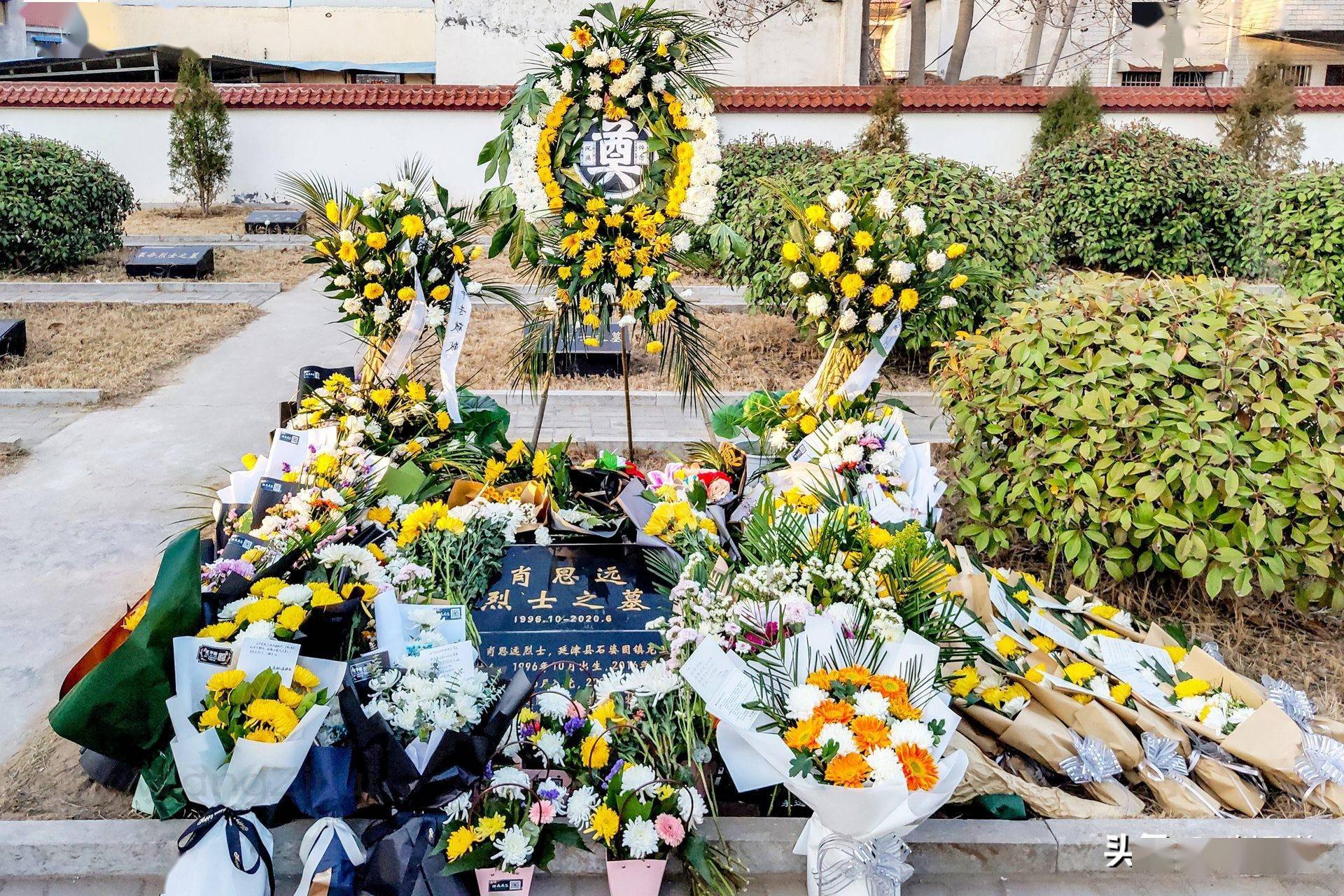 河南新乡航拍延津县烈士陵园人们自发为英烈敬献鲜花