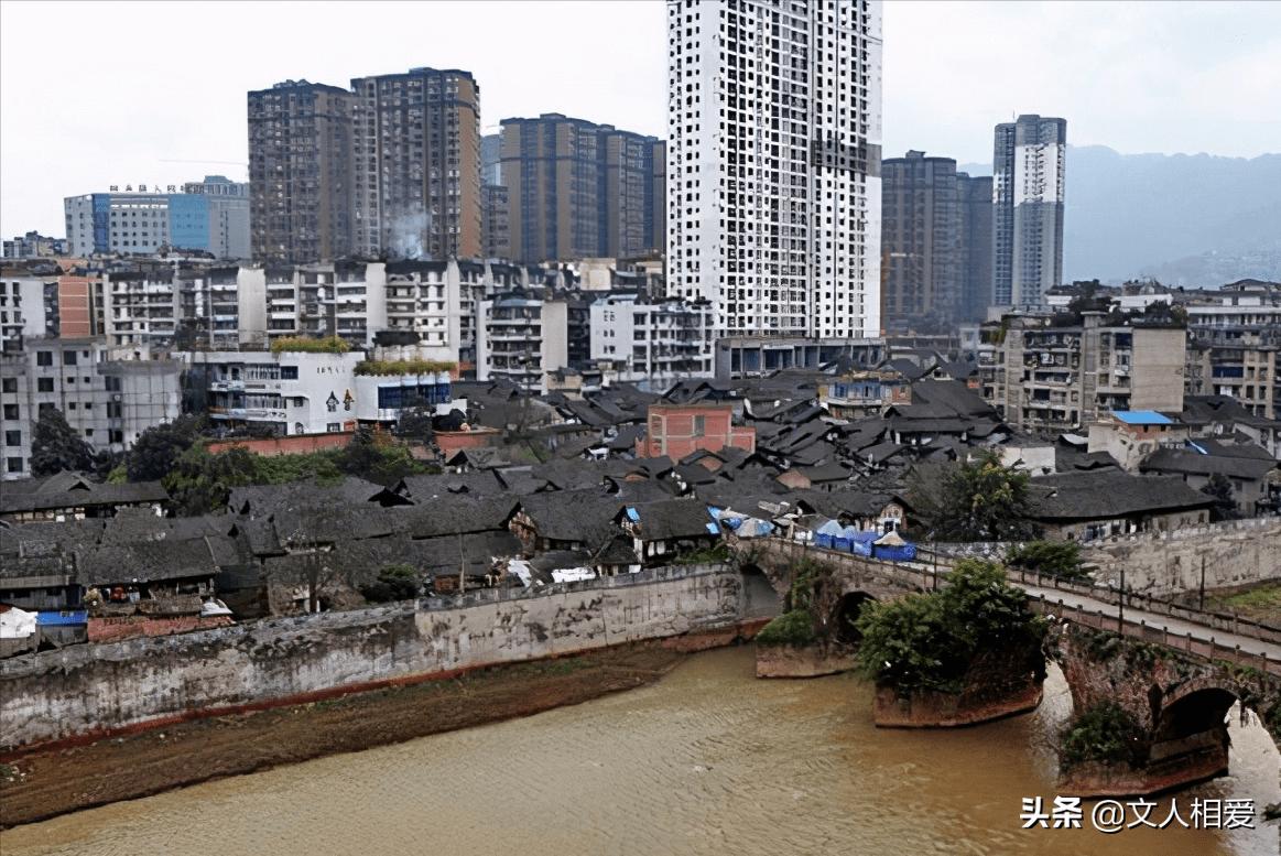 四川叙永县城周围都是山,相对封闭的环境,倒使得老城保留了相当长的一
