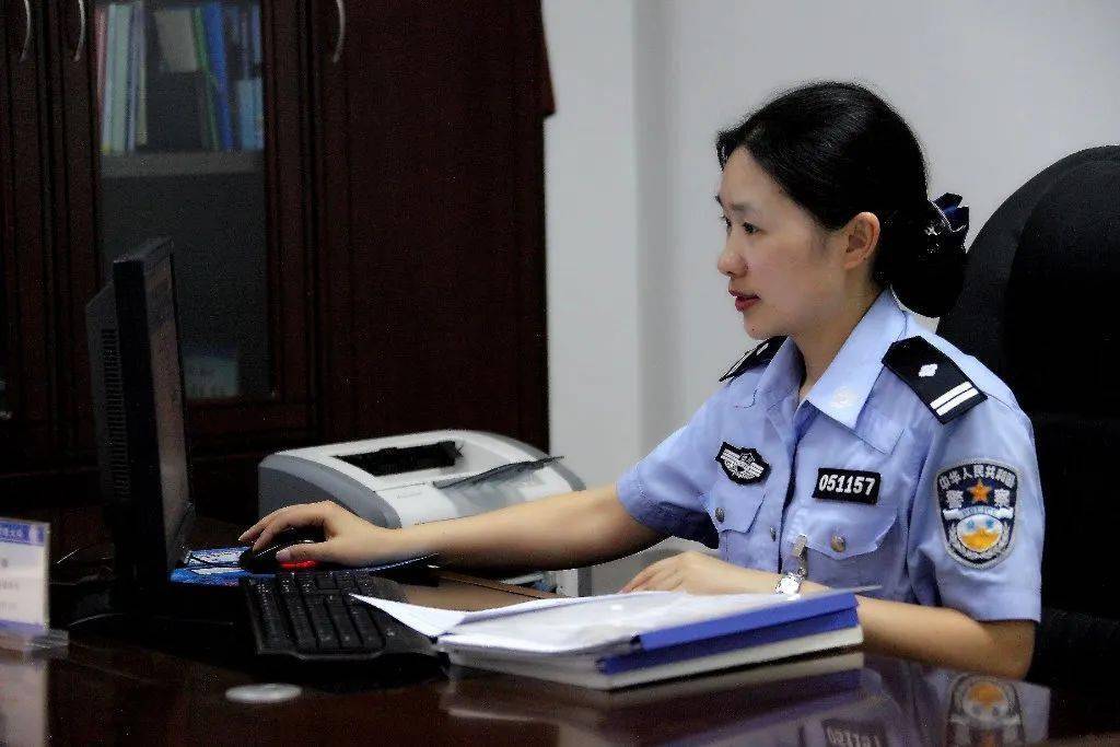 警察故事2021杨萃琼最美警花最甜微笑最优服务